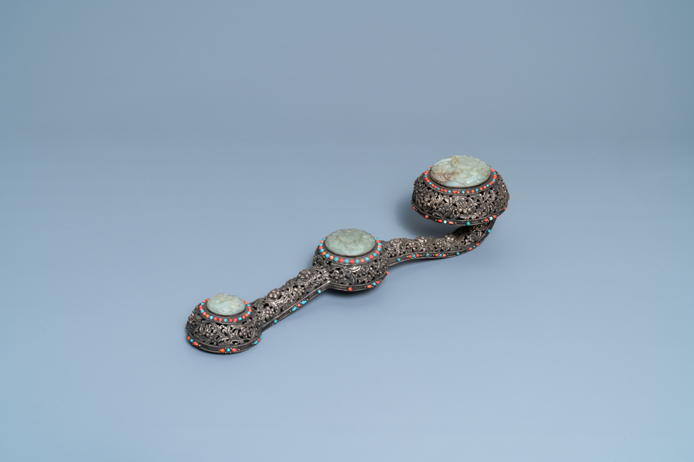 Een grote Chinese met koraal en turkoois ingelegde zilveren ruyi scepter met jade plaquettes, 19e eeuw