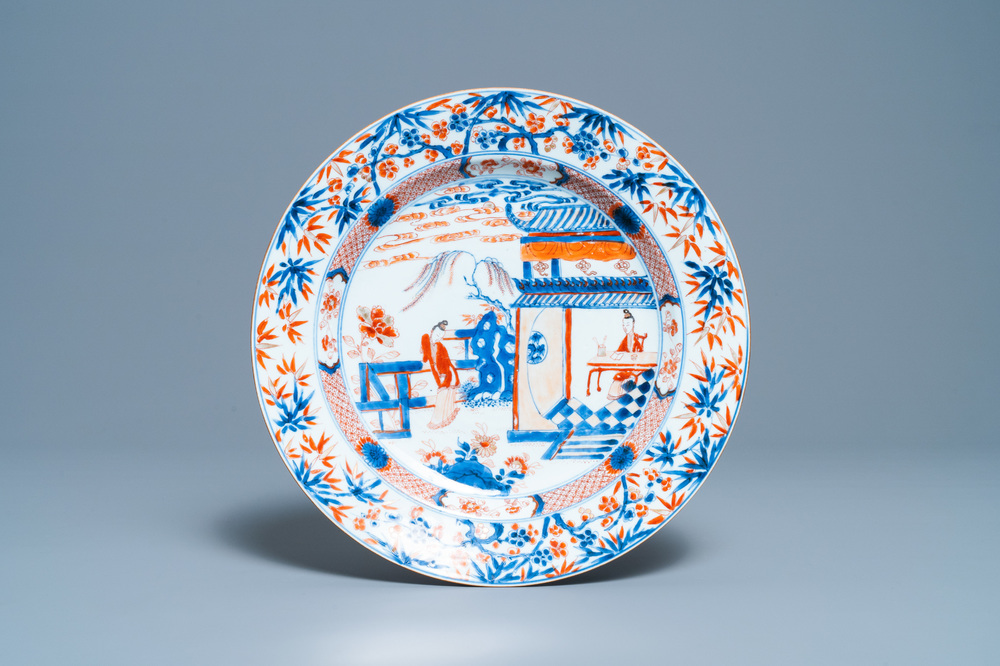 Un plat en porcelaine de Chine de style Imari &agrave; d&eacute;cor de sc&egrave;nes du 'Xi Xiang Ji', Kangxi