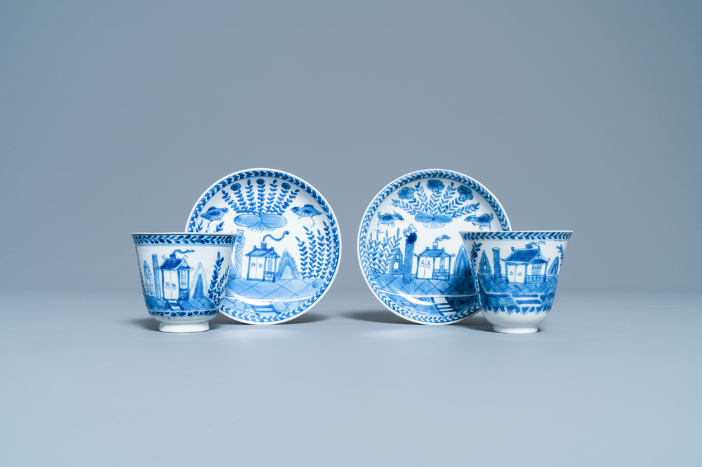 Een paar Chinese blauw-witte koppen en schotels, Kangxi