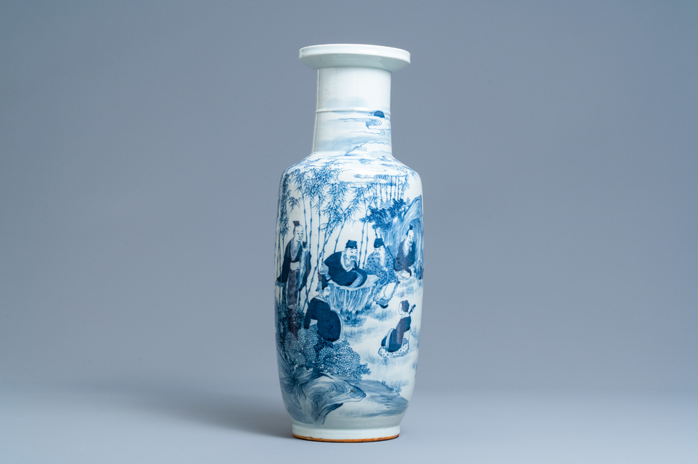 Un vase de forme rouleau en porcelaine de Chine en bleu et blanc &agrave; d&eacute;cor des 'Sept sages dans la for&ecirc;t de bambou', 19&egrave;me
