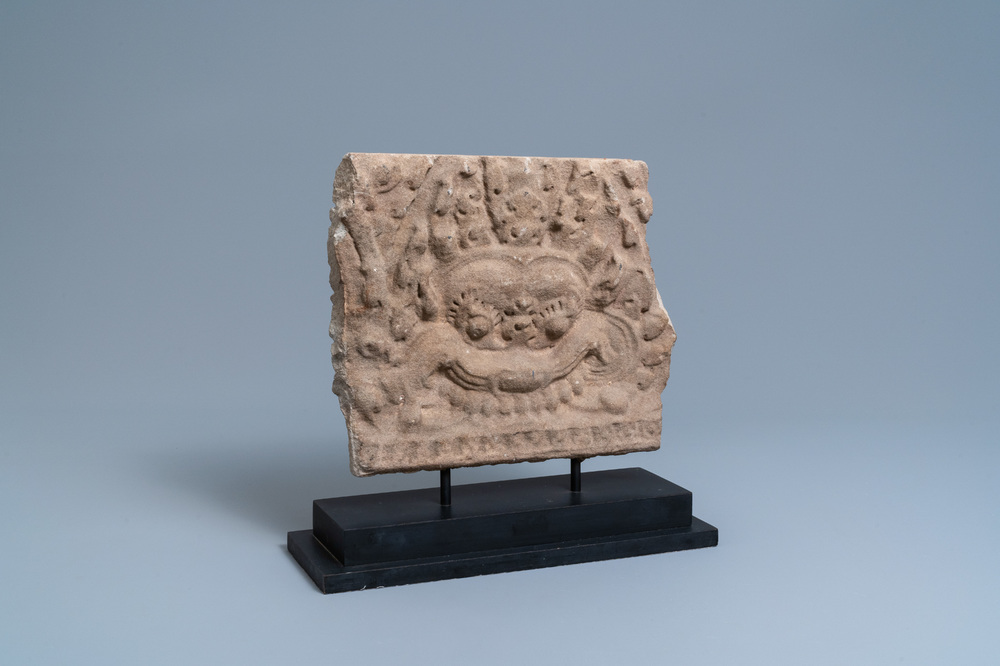 Een stenen Khmer-stijl fragment met het hoofd van Mahakala, Cambodja, 15e eeuw of later