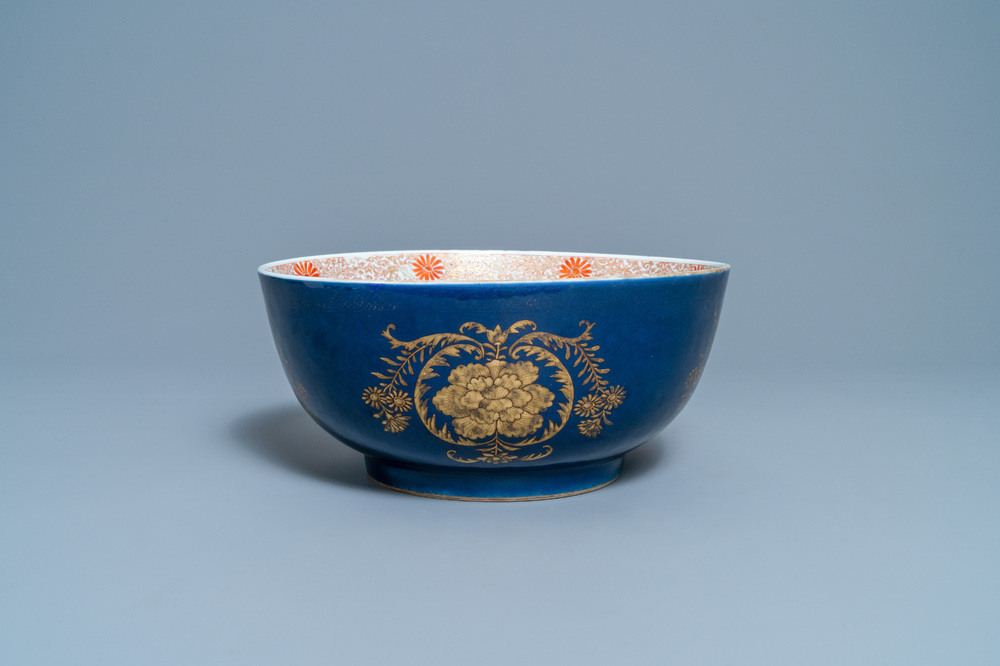 Un bol en porcelaine de Chine &agrave; d&eacute;cor dor&eacute; sur fond bleu poudr&eacute;, Kangxi