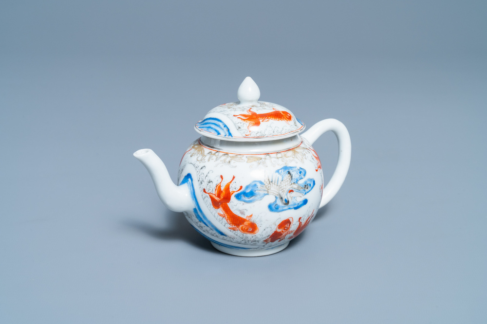 Une th&eacute;i&egrave;re couverte en porcelaine de Chine &agrave; d&eacute;cor de carpes et d'une grue, Yongzheng