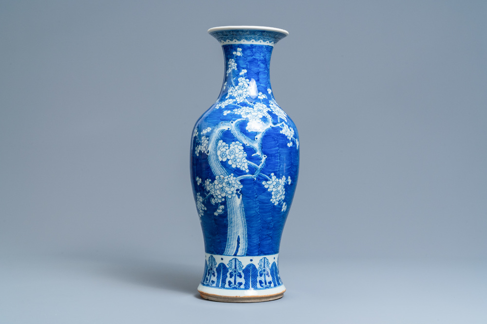 Een Chinese blauw-witte vaas met prunusbloemen, 19e eeuw