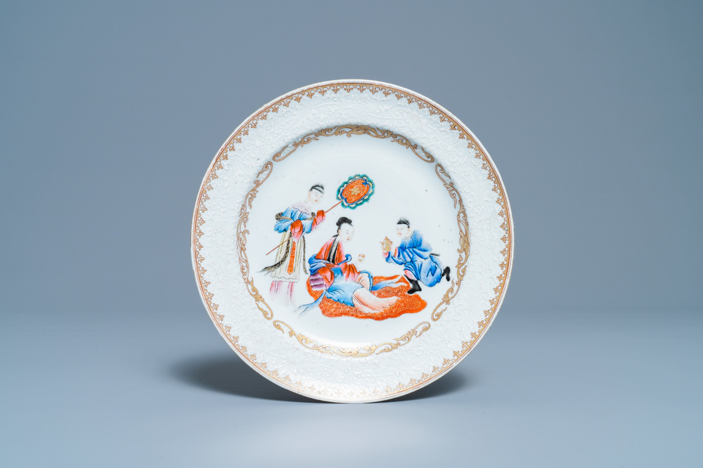 Une assiette en porcelaine de Chine famille rose &agrave; d&eacute;cor bianco sopra bianco, Qianlong