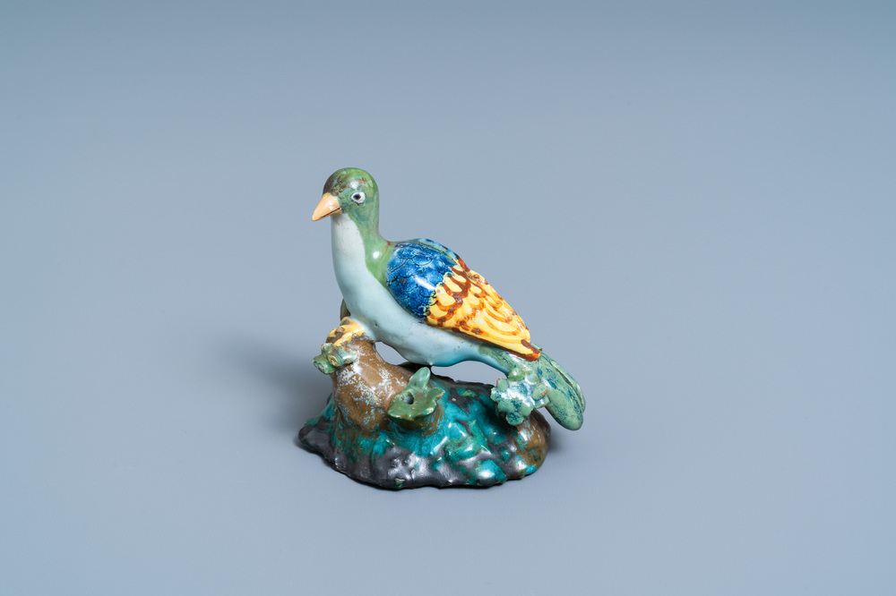 Un mod&egrave;le d'un pigeon assis en fa&iuml;ence polychrome de Bruxelles, 18&egrave;me