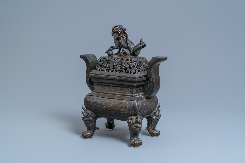 Un grand br&ucirc;le-parfum couvert en bronze, Chine, Ming