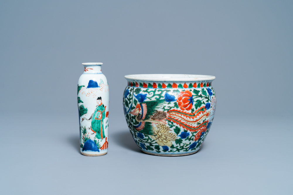 Un vase de forme rouleau et un br&ucirc;le-parfum en porcelaine de Chine wucai, &eacute;poque Transition