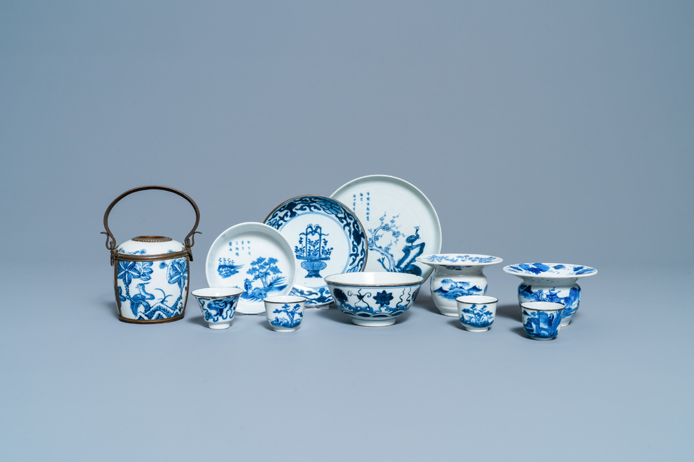 Onze pi&egrave;ces en porcelaine de Chine 'Bleu de Hue' pour le Vietnam, 19&egrave;me