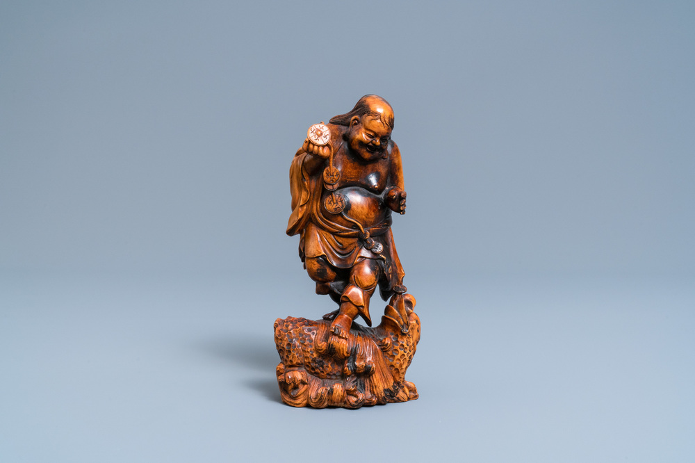 Een Chinese buxushouten figuur van Liu Hai, Qing