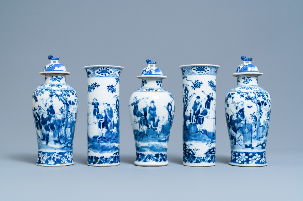 Een Chinees vijfdelig blauw-wit kaststel, Kangxi merk, 19e eeuw