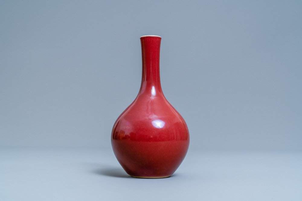 Un vase de forme bouteille en porcelaine de Chine sang de boeuf monochrome, Kangxi