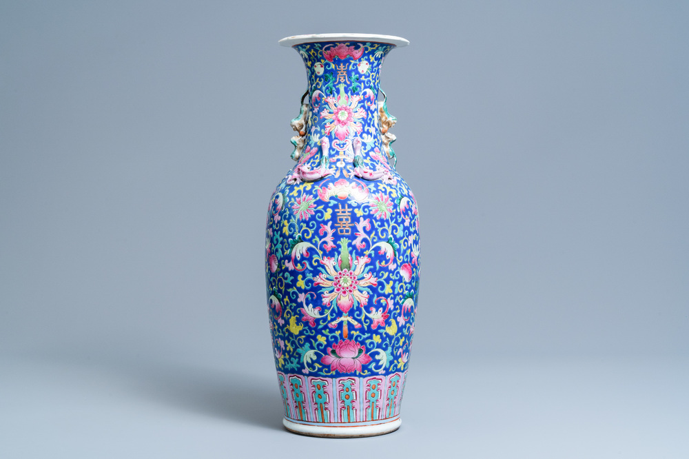 Un vase en porcelaine de Chine famille rose &agrave; fond bleu, 19&egrave;me