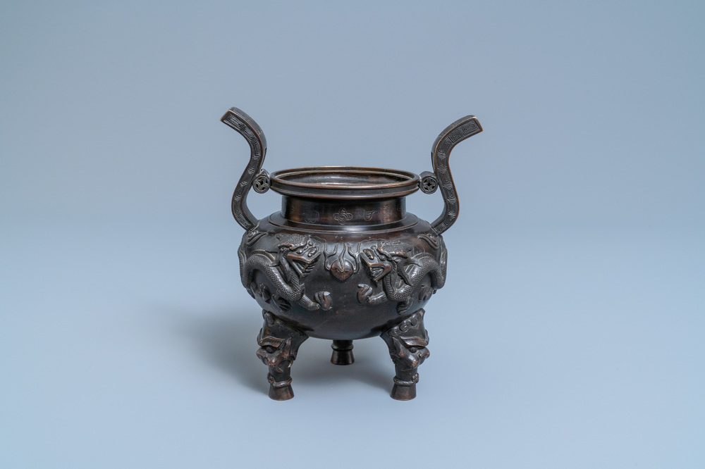 Een Chinese bronzen driepotige wierookbrander, zegelmerk, Qing