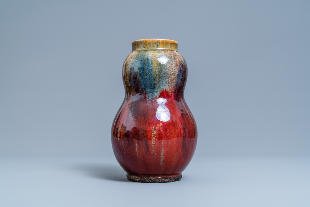 Een Chinese flamb&eacute;-geglazuurde peervormige vaas, 19e eeuw