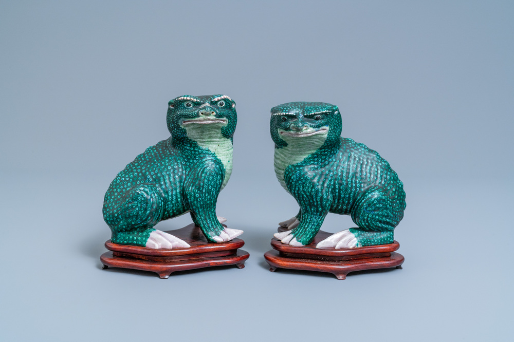 A pair of Chinese famille verte models of toads on wooden stands, 19th C.