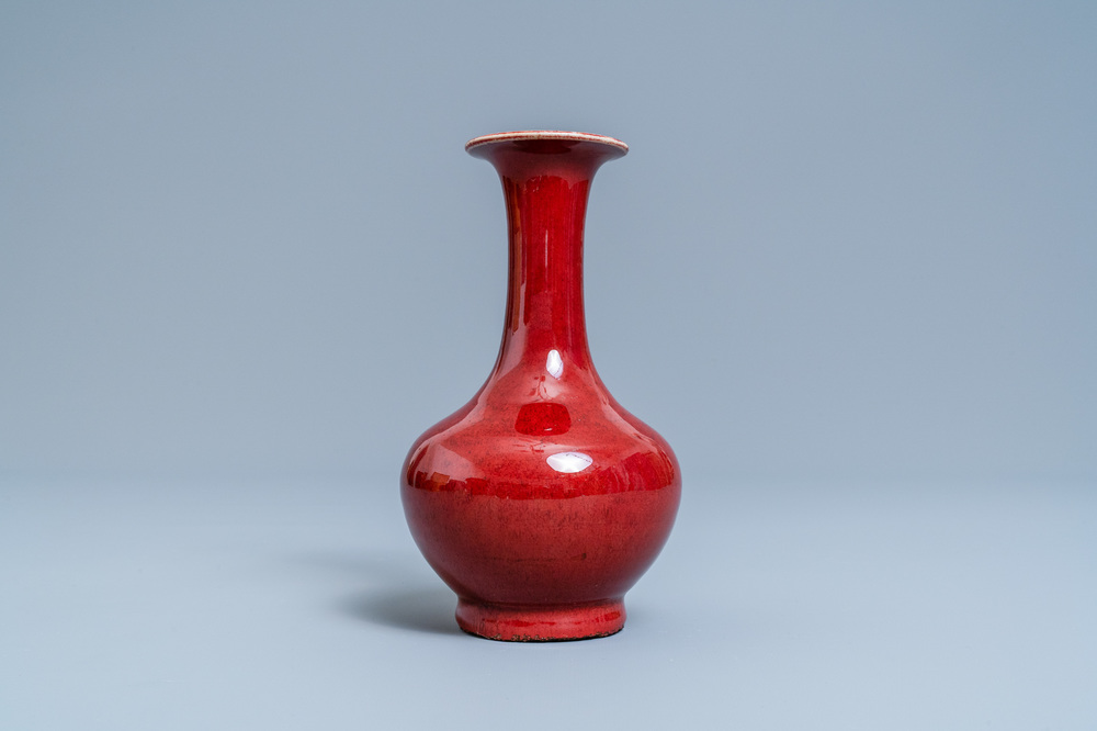 Un vase de forme bouteille en porcelaine de Chine sang de boeuf monochrome, 19&egrave;me