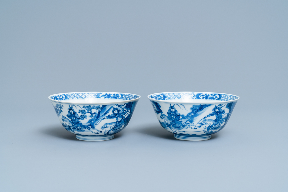 Een paar Chinese blauw-witte 'Xi Xiang Ji' kommen, Jiajing merk, Kangxi