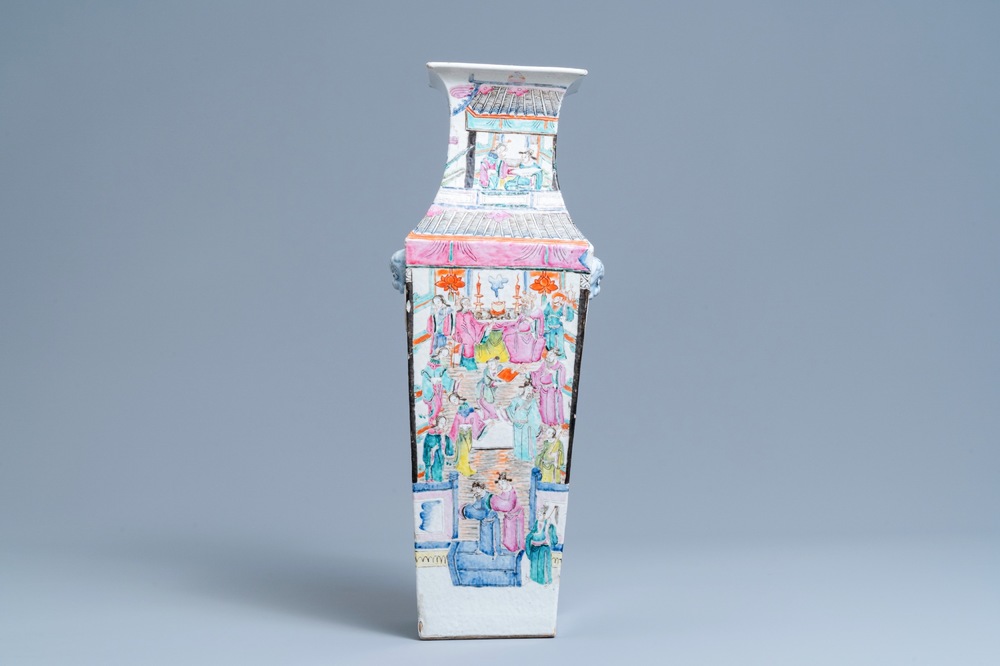 Un vase de forme carr&eacute;e en porcelaine de Chine famille rose, 19&egrave;me