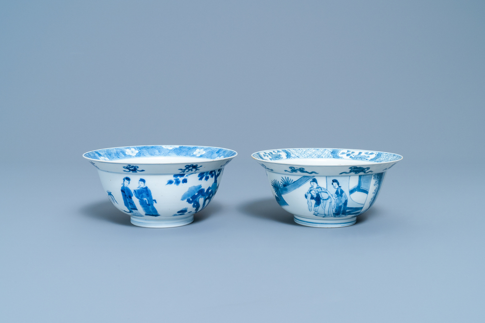 Deux bols de type klapmuts en porcelaine de Chine en bleu et blanc, Kangxi