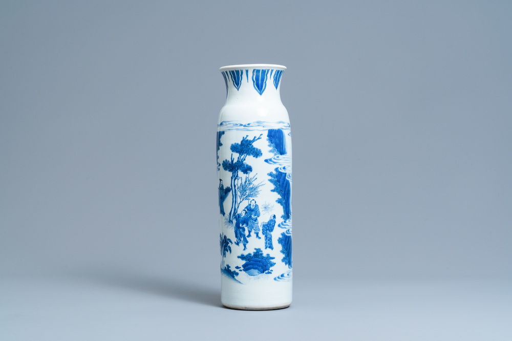 Een Chinese blauw-witte rouleau vaas met figuren in een landschap, Transitie periode