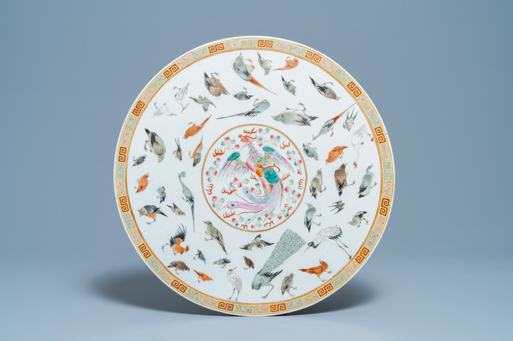 Une grande plaque ronde en porcelaine de Chine famille rose &agrave; d&eacute;cor d'oiseaux, 19/20&egrave;me