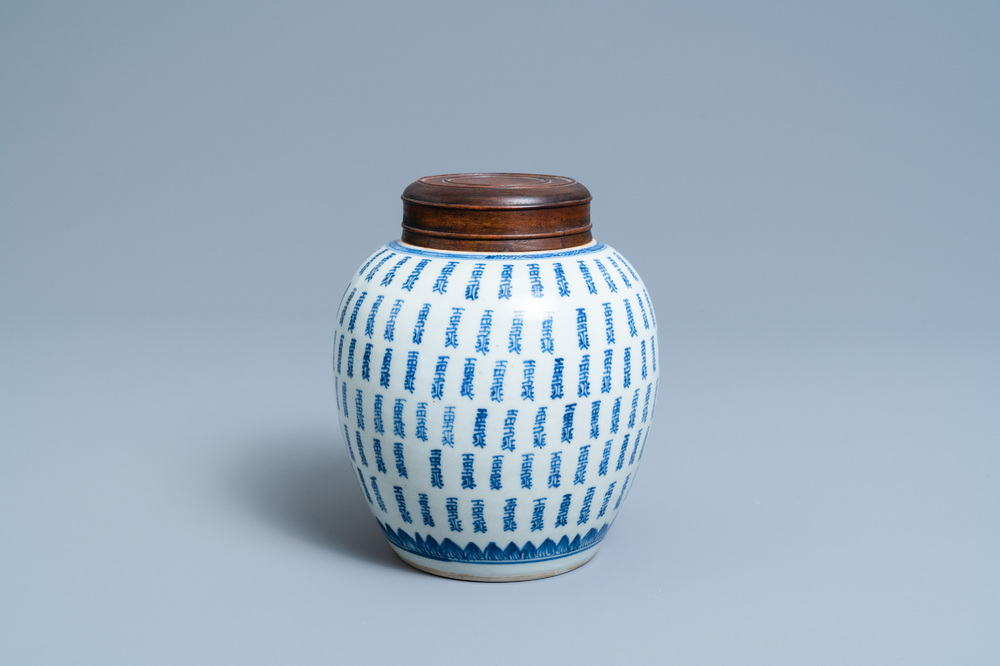 Un pot &agrave; gingembre en porcelaine de Chine en bleu et blanc &agrave; d&eacute;cor de caract&egrave;res Shou, Kangxi