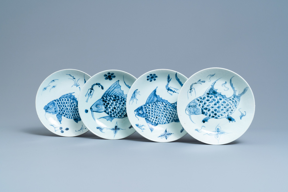 Quatre plats en porcelaine de Chine en bleu et blanc &agrave; d&eacute;cor de carpes, Dehua, 18/19&egrave;me