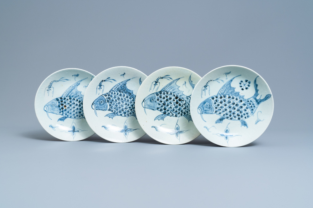 Vier Chinese blauw-witte schotels met karpers en garnalen, Dehua, 18/19e eeuw