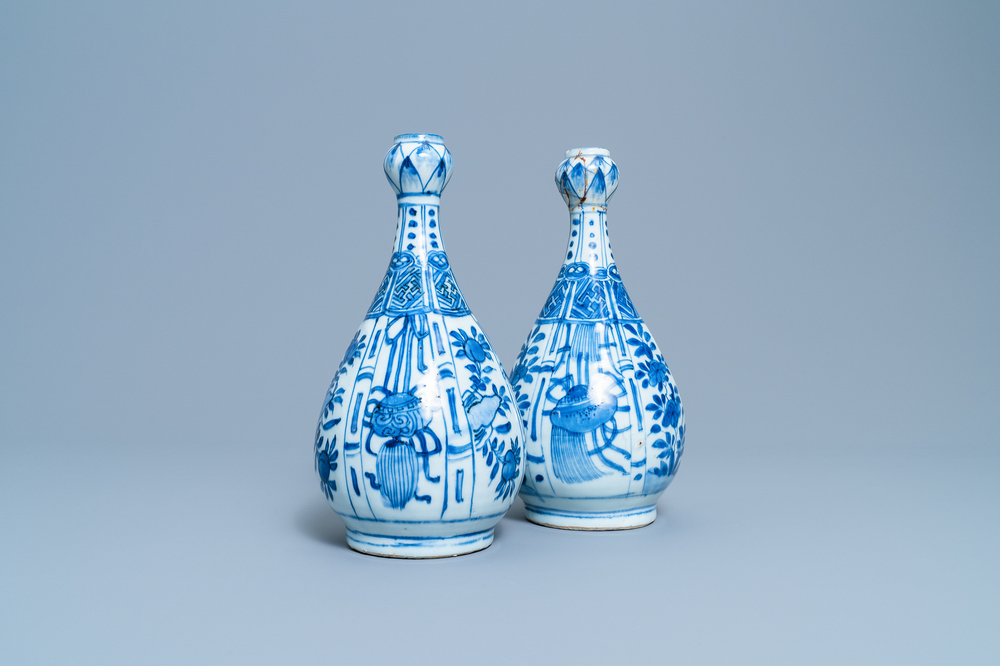 Een paar Chinese blauw-witte flesvormige knoflookhalsvazen, Wanli