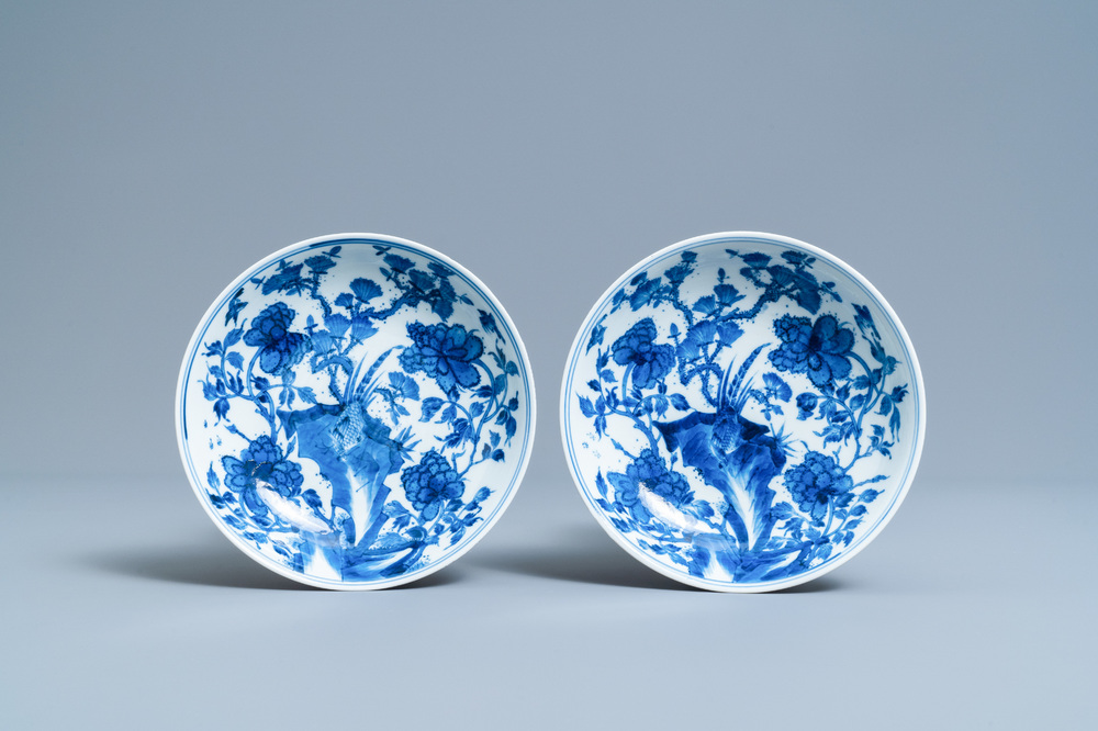 Une paire de coupes en porcelaine de Chine en bleu et blanc, marque et &eacute;poque de Kangxi