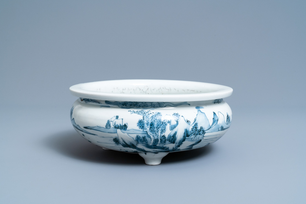 Un br&ucirc;le-parfum tripod en porcelaine de Chine en bleu et blanc &agrave; d&eacute;cor d'un paysage, Dehua, Kangxi