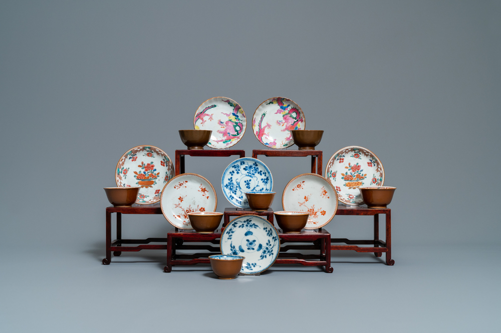 Acht Chinese famille rose, blauw-witte en ijzerrode koppen en schotels met capucijn fond, Kangxi/Qianlong