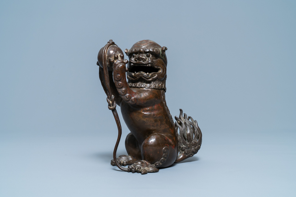 Un br&ucirc;le-parfum en bronze laqu&eacute; en forme de lion bouddhiste, Chine, Ming