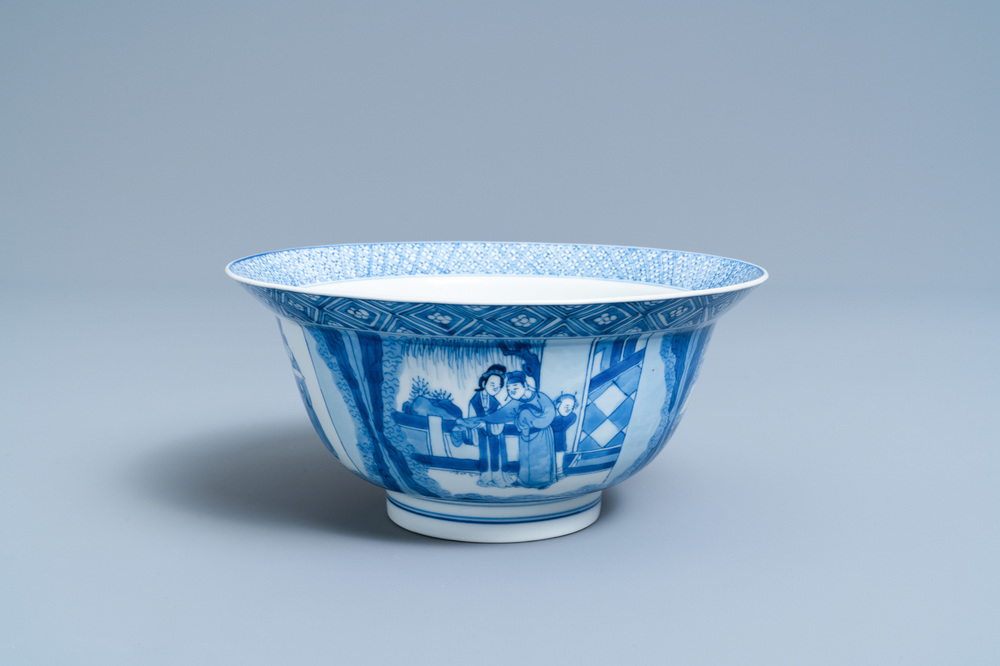 Un bol de type klapmuts en porcelaine de Chine en bleu et blanc &agrave; d&eacute;cor de sc&egrave;nes du 'Xi Xiang Ji', marque et &eacute;poque de Kangxi