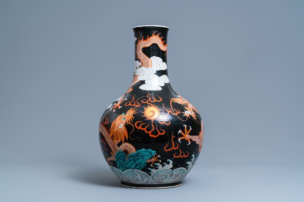 Un vase de forme bouteille en porcelaine de Chine famille noire &agrave; d&eacute;cor de dragons, 19&egrave;me