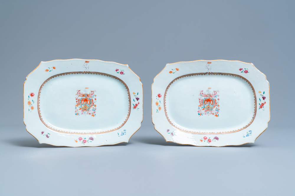 Une paire de plats armori&eacute;s en porcelaine de Chine famille rose pour le march&eacute; anglais aux armes de Watson et Darell, Qianlong