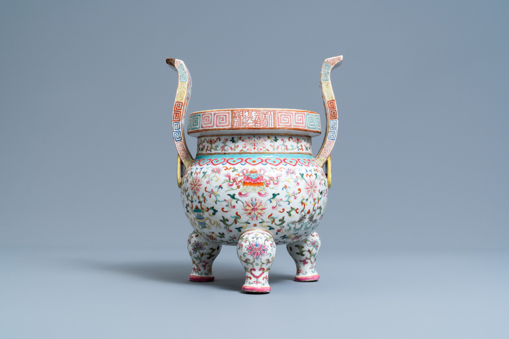 Een Chinese famille rose 'bajixiang' driepotige wierookbrander, Daoguang merk en periode