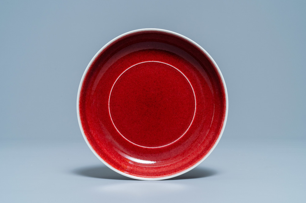 Une assiette en porcelaine de Chine rouge de cuivre monochrome, marque de Xuande, 19/20&egrave;me