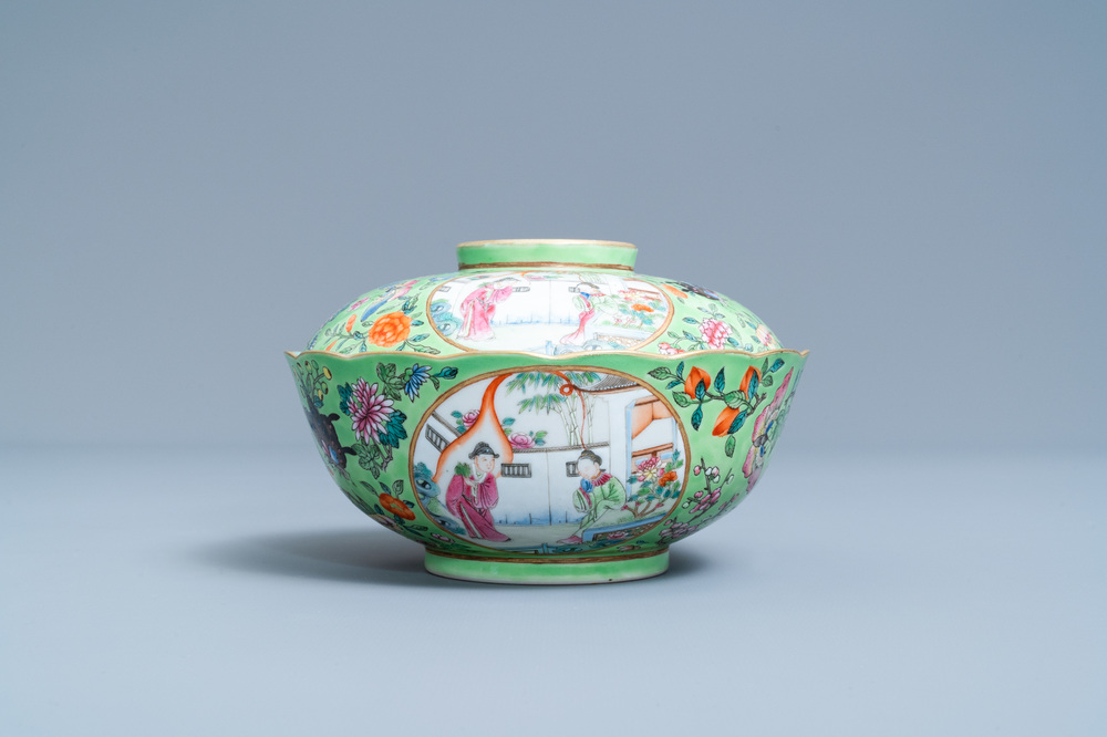 Un bol couvert en porcelaine de Chine famille rose &agrave; fond vert, marque et &eacute;poque de Daoguang
