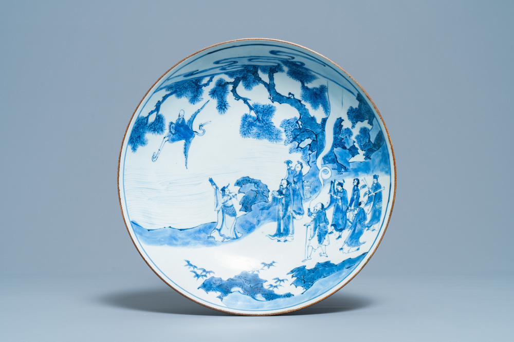 Un plat en porcelaine de Chine en bleu et blanc &agrave; d&eacute;cor d'immortels, marque Yu Tang Jia Qi, Shunzhi