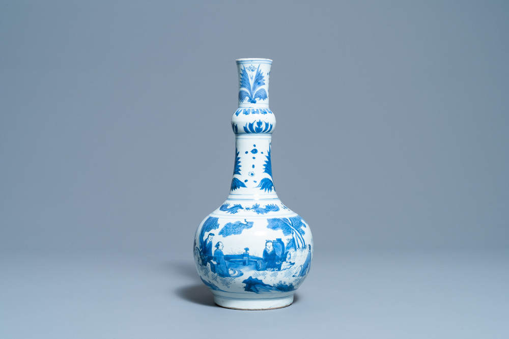 Un vase de forme bouteille en porcelaine de Chine en bleu et blanc, &eacute;poque Transition