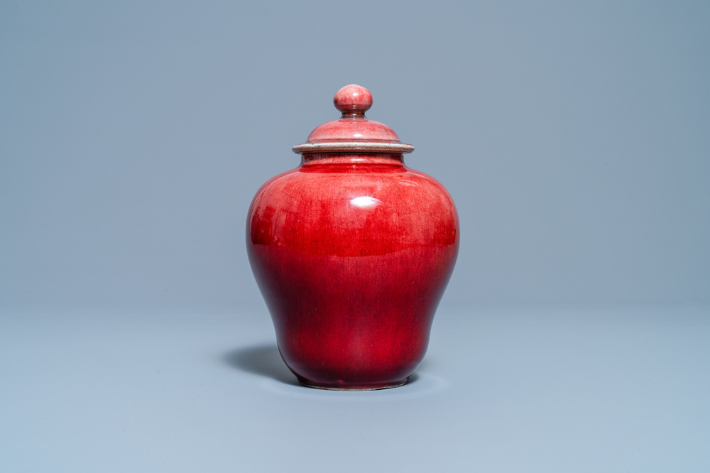 Un vase couvert en porcelaine de Chine rouge de cuivre monochrome, Qianlong/Jiaqing