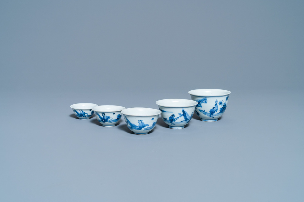 Vijf Chinese blauw-witte gradueel oplopende kommen, Chenghua merk, Transitie periode