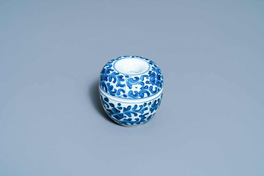 Een Chinese blauw-witte tweedelige penselenwasser, Kangxi