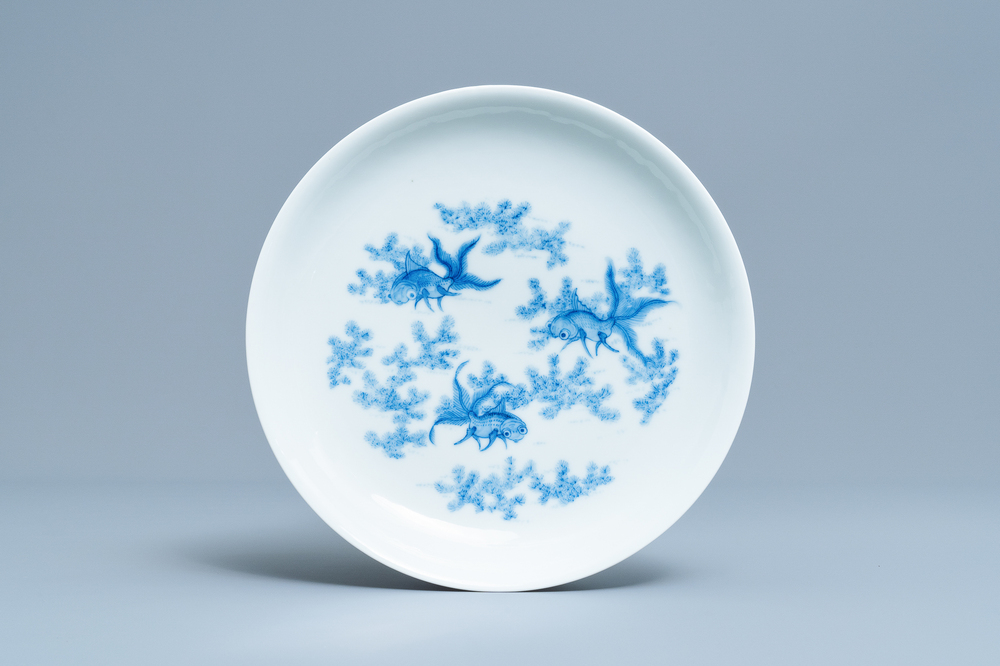 Une assiette en porcelaine de Chine en bleu et blanc &agrave; d&eacute;cor de poissons, marque de Daoguang, R&eacute;publique