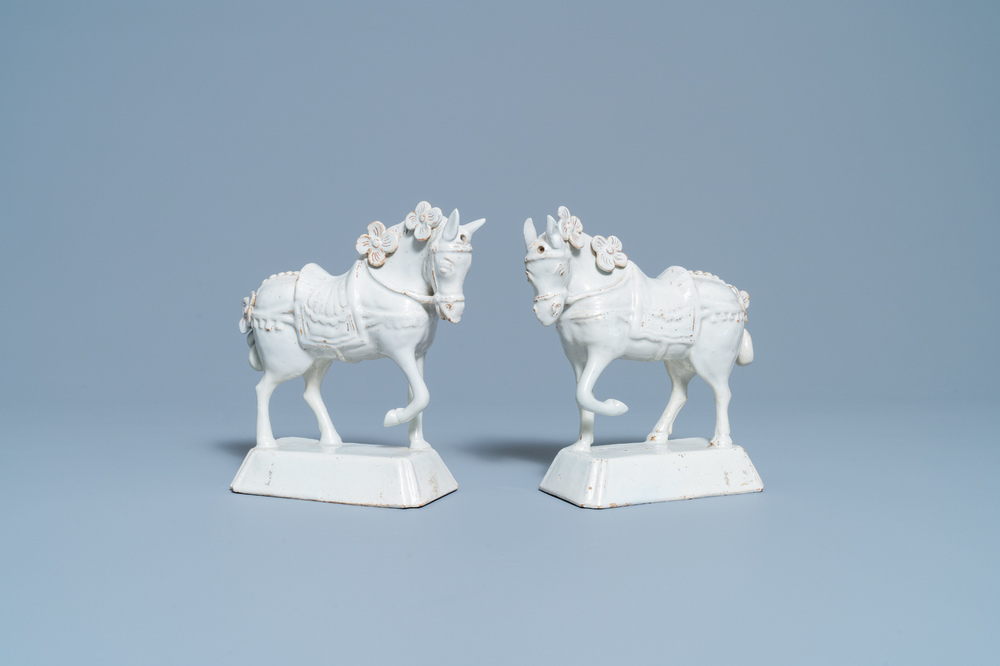 Une paire de mod&egrave;les de chevaux en fa&iuml;ence blanche de Delft, 18&egrave;me