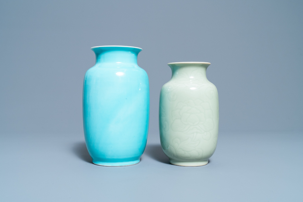 Deux vases en porcelaine de Chine monochrome c&eacute;ladon et turquoise, 19/20&egrave;me