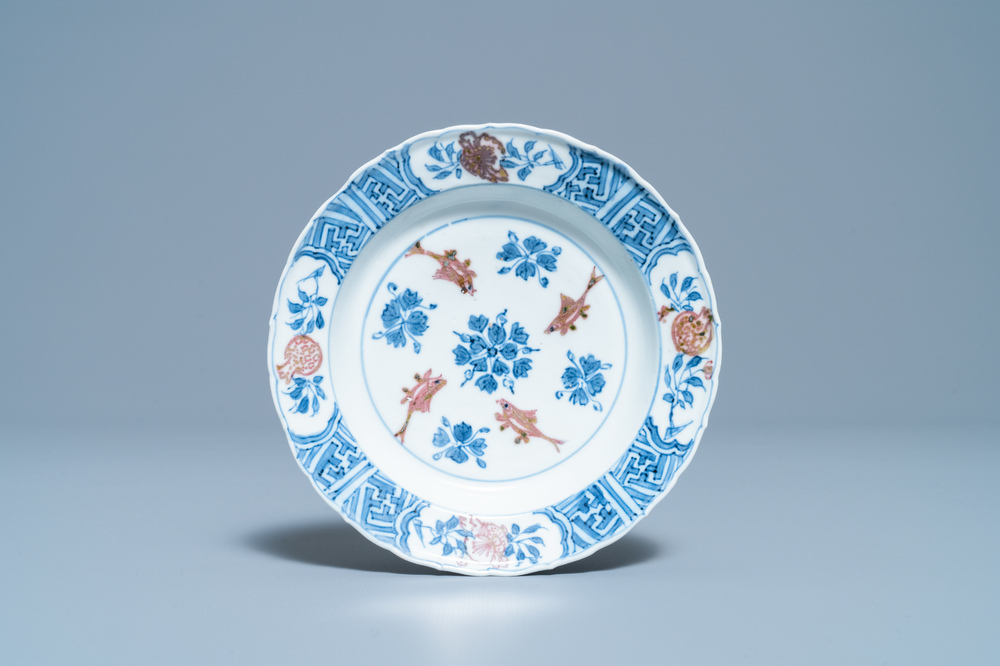 Une coupe en porcelaine de Chine en bleu, blanc et rouge de cuivre, marque de Chenghua, Kangxi