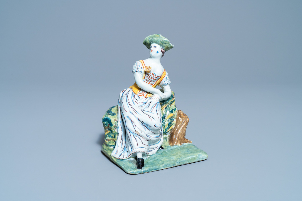 Une figure d'une dame assise en fa&iuml;ence de Delft polychrome, 18&egrave;me